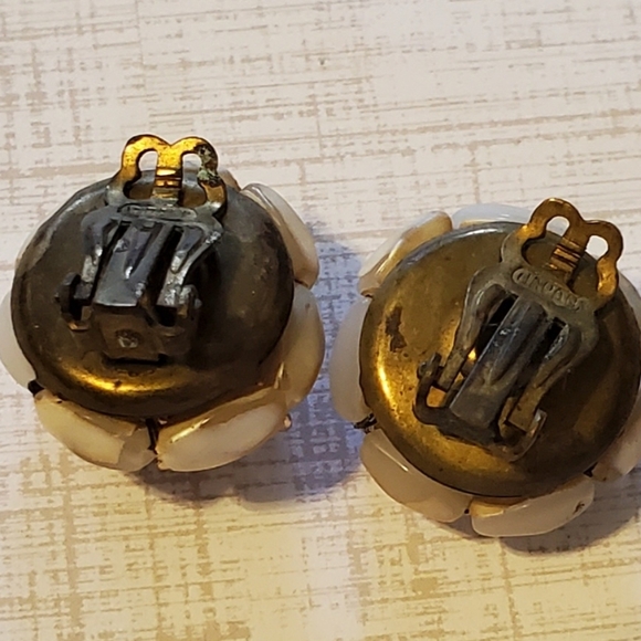 Vintage Elegant Gold Tone And Cream Mother Of Pearl Cluster Clip Earrings Japan - Picture 2 of 2